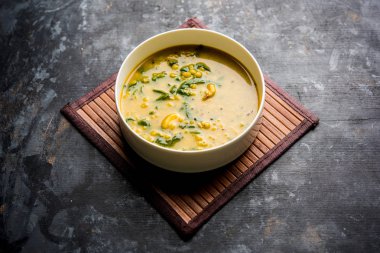 Dal Palak veya mercimek ıspanak köri - popüler Hint ana yemek tarifi sağlıklı. bir karahi/pan veya kase servis. seçici odak