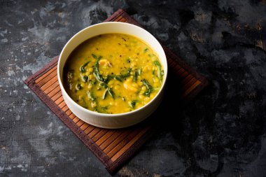 Dal Palak veya mercimek ıspanak köri - popüler Hint ana yemek tarifi sağlıklı. bir karahi/pan veya kase servis. seçici odak