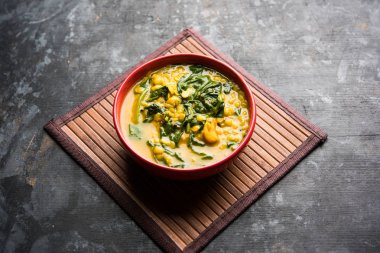 Dal Palak veya mercimek ıspanak köri - popüler Hint ana yemek tarifi sağlıklı. bir karahi/pan veya kase servis. seçici odak