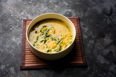 Dal Palak veya mercimek ıspanak köri - popüler Hint ana yemek tarifi sağlıklı. bir karahi/pan veya kase servis. seçici odak
