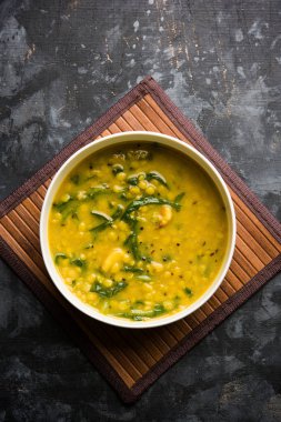 Dal Palak veya mercimek ıspanak köri - popüler Hint ana yemek tarifi sağlıklı. bir karahi/pan veya kase servis. seçici odak