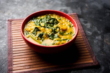 Dal Palak veya mercimek ıspanak köri - popüler Hint ana yemek tarifi sağlıklı. bir karahi/pan veya kase servis. seçici odak