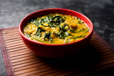 Dal Palak veya mercimek ıspanak köri - popüler Hint ana yemek tarifi sağlıklı. bir karahi/pan veya kase servis. seçici odak