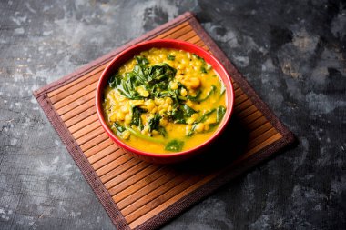 Dal Palak veya mercimek ıspanak köri - popüler Hint ana yemek tarifi sağlıklı. bir karahi/pan veya kase servis. seçici odak