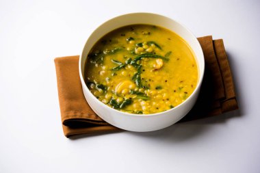 Dal Palak veya mercimek ıspanak köri - popüler Hint ana yemek tarifi sağlıklı. bir karahi/pan veya kase servis. seçici odak