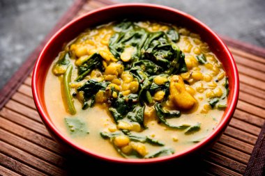 Dal Palak veya mercimek ıspanak köri - popüler Hint ana yemek tarifi sağlıklı. bir karahi/pan veya kase servis. seçici odak