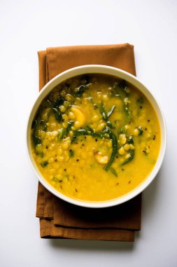 Dal Palak veya mercimek ıspanak köri - popüler Hint ana yemek tarifi sağlıklı. bir karahi/pan veya kase servis. seçici odak