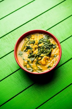 Dal Palak veya mercimek ıspanak köri - popüler Hint ana yemek tarifi sağlıklı. bir karahi/pan veya kase servis. seçici odak