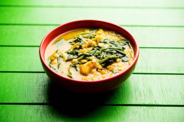 Dal Palak veya mercimek ıspanak köri - popüler Hint ana yemek tarifi sağlıklı. bir karahi/pan veya kase servis. seçici odak