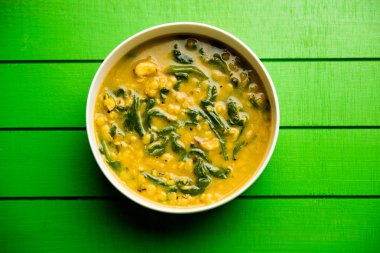 Dal Palak veya mercimek ıspanak köri - popüler Hint ana yemek tarifi sağlıklı. bir karahi/pan veya kase servis. seçici odak