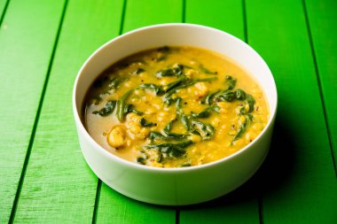 Dal Palak veya mercimek ıspanak köri - popüler Hint ana yemek tarifi sağlıklı. bir karahi/pan veya kase servis. seçici odak