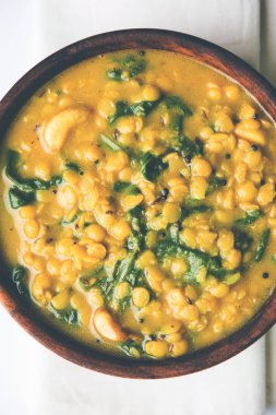 Dal Palak veya mercimek ıspanak köri - popüler Hint ana yemek tarifi sağlıklı. bir karahi/pan veya kase servis. seçici odak