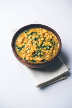 Dal Palak veya mercimek ıspanak köri - popüler Hint ana yemek tarifi sağlıklı. bir karahi/pan veya kase servis. seçici odak