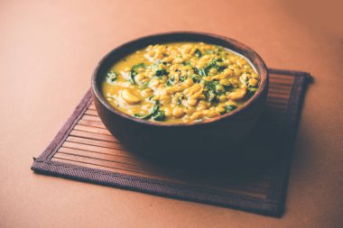 Dal Palak veya mercimek ıspanak köri - popüler Hint ana yemek tarifi sağlıklı. bir karahi/pan veya kase servis. seçici odak