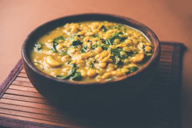 Dal Palak veya mercimek ıspanak köri - popüler Hint ana yemek tarifi sağlıklı. bir karahi/pan veya kase servis. seçici odak