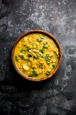 Dal Palak veya mercimek ıspanak köri - popüler Hint ana yemek tarifi sağlıklı. bir karahi/pan veya kase servis. seçici odak