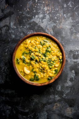 Dal Palak veya mercimek ıspanak köri - popüler Hint ana yemek tarifi sağlıklı. bir karahi/pan veya kase servis. seçici odak