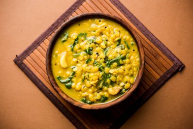 Dal Palak veya mercimek ıspanak köri - popüler Hint ana yemek tarifi sağlıklı. bir karahi/pan veya kase servis. seçici odak