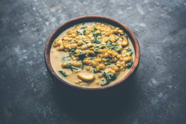 Dal Palak veya mercimek ıspanak köri - popüler Hint ana yemek tarifi sağlıklı. bir karahi/pan veya kase servis. seçici odak