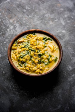 Dal Palak veya mercimek ıspanak köri - popüler Hint ana yemek tarifi sağlıklı. bir karahi/pan veya kase servis. seçici odak