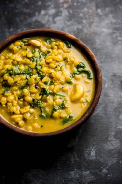 Dal Palak veya mercimek ıspanak köri - popüler Hint ana yemek tarifi sağlıklı. bir karahi/pan veya kase servis. seçici odak