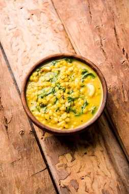 Dal Palak veya mercimek ıspanak köri - popüler Hint ana yemek tarifi sağlıklı. bir karahi/pan veya kase servis. seçici odak