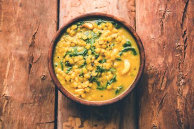 Dal Palak veya mercimek ıspanak köri - popüler Hint ana yemek tarifi sağlıklı. bir karahi/pan veya kase servis. seçici odak