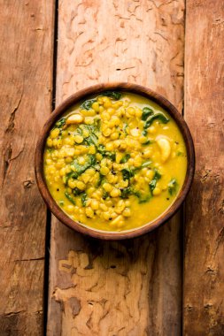 Dal Palak veya mercimek ıspanak köri - popüler Hint ana yemek tarifi sağlıklı. bir karahi/pan veya kase servis. seçici odak