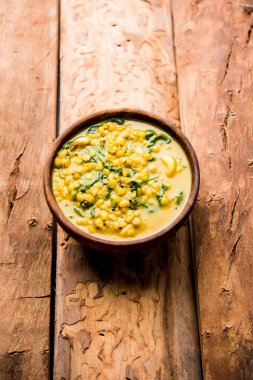 Dal Palak veya mercimek ıspanak köri - popüler Hint ana yemek tarifi sağlıklı. bir karahi/pan veya kase servis. seçici odak