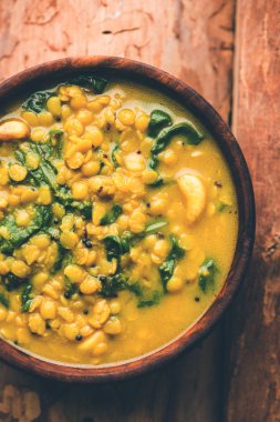 Dal Palak veya mercimek ıspanak köri - popüler Hint ana yemek tarifi sağlıklı. bir karahi/pan veya kase servis. seçici odak