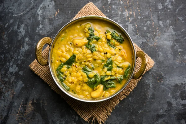 Dal Palak veya mercimek ıspanak köri - popüler Hint ana yemek tarifi sağlıklı. bir karahi/pan veya kase servis. seçici odak