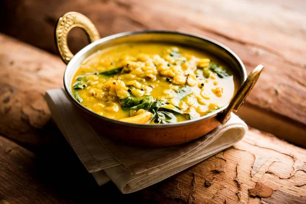 Dal Palak veya mercimek ıspanak köri - popüler Hint ana yemek tarifi sağlıklı. bir karahi/pan veya kase servis. seçici odak