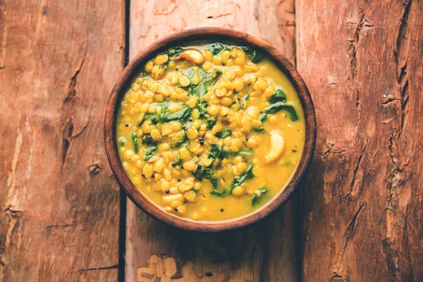 Dal Palak veya mercimek ıspanak köri - popüler Hint ana yemek tarifi sağlıklı. bir karahi/pan veya kase servis. seçici odak