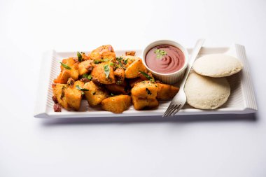 Masala Idlies - Domates ketçap ile artık ile tembel tembel kullanılarak yapılan Hindistan aperatif servis Güney kızarmış. seçici odak