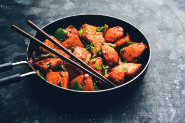 Schezwan Idli veya Mançurya tembel tembel, lezzetli Hint-Çin yemek tarifi. seçici odak