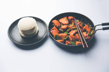 Schezwan Idli veya Mançurya tembel tembel, lezzetli Hint-Çin yemek tarifi. seçici odak