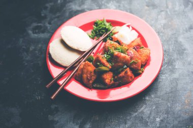 Schezwan Idli veya Mançurya tembel tembel, lezzetli Hint-Çin yemek tarifi. seçici odak