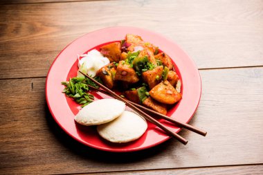 Schezwan Idli veya Mançurya tembel tembel, lezzetli Hint-Çin yemek tarifi. seçici odak