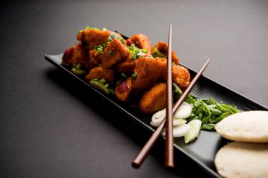 Schezwan Idli veya Mançurya tembel tembel, lezzetli Hint-Çin yemek tarifi. seçici odak