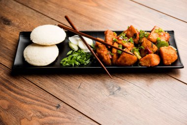 Schezwan Idli veya Mançurya tembel tembel, lezzetli Hint-Çin yemek tarifi. seçici odak