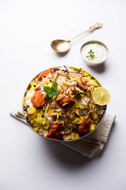 Hint tavuk Tikka Biriyani bir kase yoğurt ile servis. seçici odak