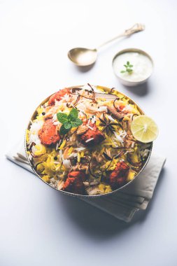 Hint tavuk Tikka Biriyani bir kase yoğurt ile servis. seçici odak