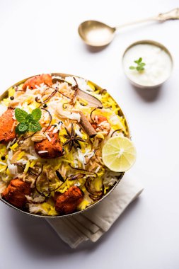 Hint tavuk Tikka Biriyani bir kase yoğurt ile servis. seçici odak