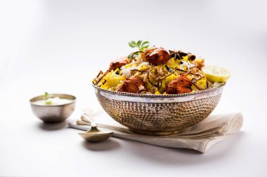 Hint tavuk Tikka Biriyani bir kase yoğurt ile servis. seçici odak