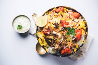Hint tavuk Tikka Biriyani bir kase yoğurt ile servis. seçici odak