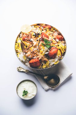 Hint tavuk Tikka Biriyani bir kase yoğurt ile servis. seçici odak