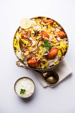 Hint tavuk Tikka Biriyani bir kase yoğurt ile servis. seçici odak