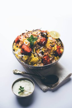Hint tavuk Tikka Biriyani bir kase yoğurt ile servis. seçici odak