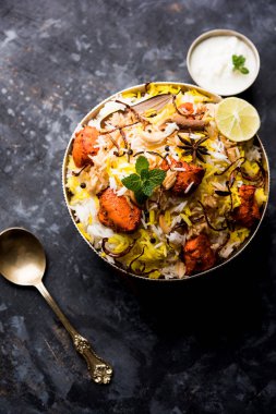 Hint tavuk Tikka Biriyani bir kase yoğurt ile servis. seçici odak