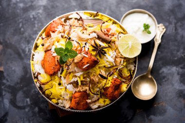 Hint tavuk Tikka Biriyani bir kase yoğurt ile servis. seçici odak